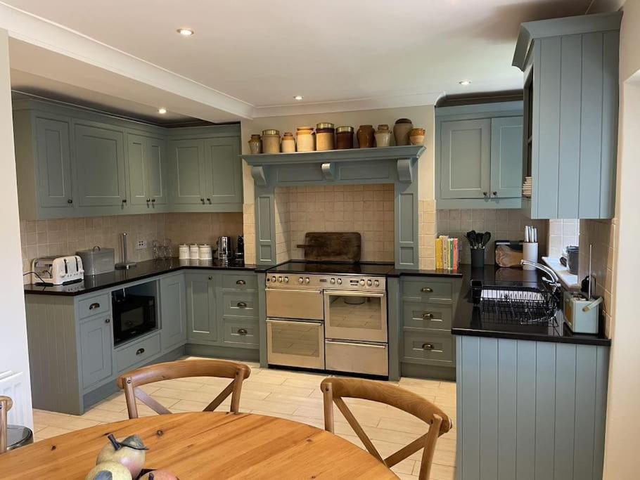 Holly Cottage, 2, Northbrook Park, Farnham-Up To 6 Adults Farnham  Exterior photo